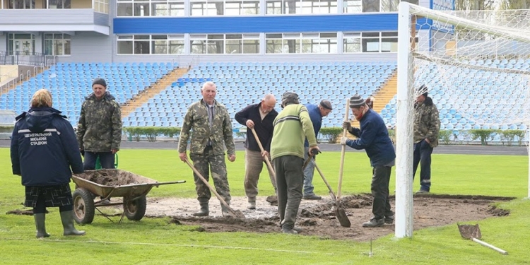 Футбольное поле в Николаеве к матчу МФК “Николаев” – “Динамо” готовят столичные специалисты