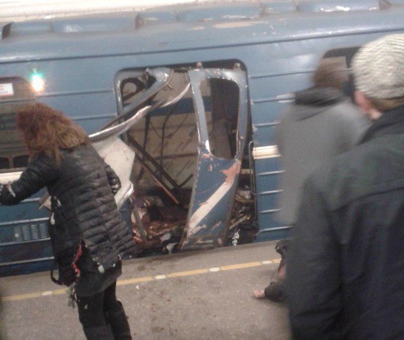 При теракте в Петербурге три человека погибли под колесами поезда 1