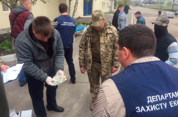 Замкомроты требовал от матери военнослужащего крупную взятку – за недоносительство на ее сына