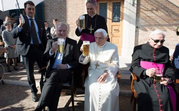 Папа может: свое 90-летие Папа Римский Бенедект XVI отпраздновал кружкой пива