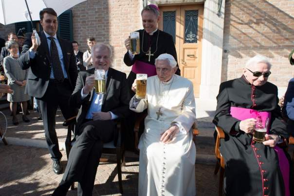 Папа может: свое 90-летие Папа Римский Бенедект XVI отпраздновал кружкой пива 1