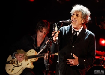 Боб Дилан таки получил “нобеля”. А за денежной премией еще придется побегать