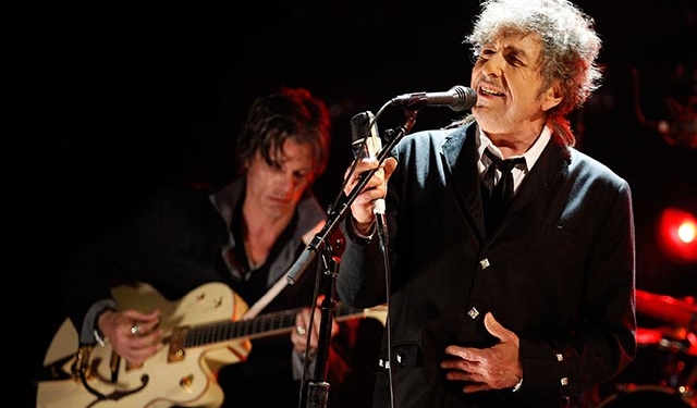 Боб Дилан таки получил “нобеля”. А за денежной премией еще придется побегать