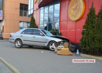 В Николаеве “Mazda” врезалась в ресторан “Пекин”