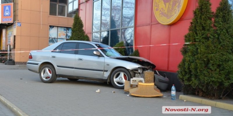 В Николаеве “Mazda” врезалась в ресторан “Пекин”