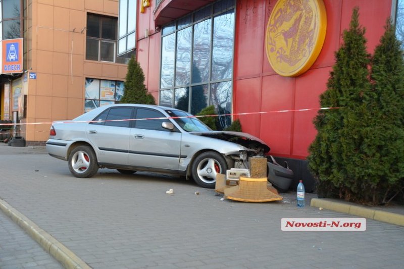 В Николаеве "Mazda" врезалась в ресторан "Пекин" 1