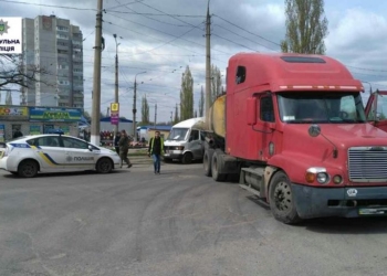 В Николаеве грузовик раздавил микроавтобус Mercedes