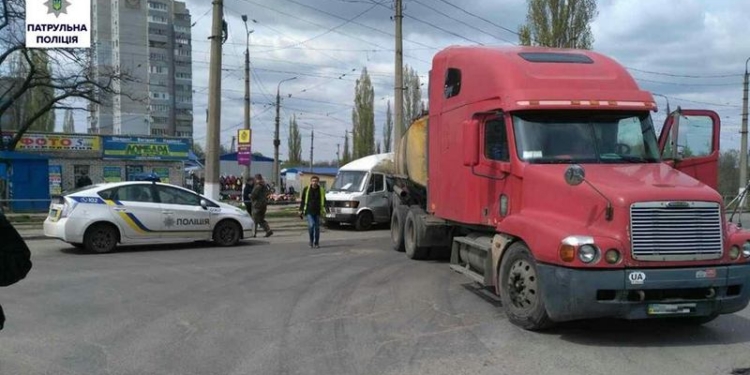 В Николаеве грузовик раздавил микроавтобус Mercedes