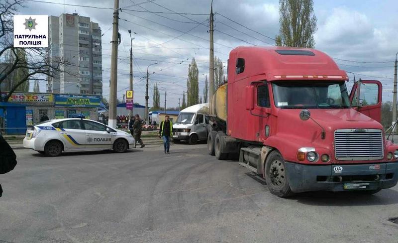 В Николаеве грузовик раздавил микроавтобус Mercedes 3