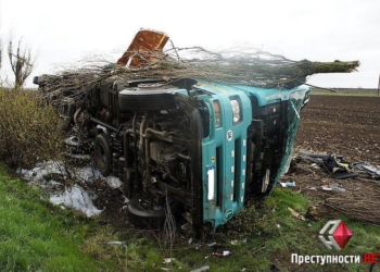 На трассе у Николаева перевернулась цистерна с маслом.
