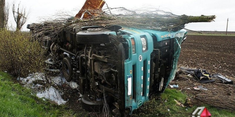 На трассе у Николаева перевернулась цистерна с маслом.