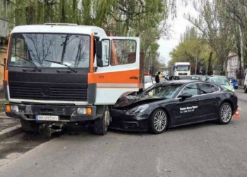 Одесса шикует: на тест-драйве разбили Porshe за три миллиона с лишним