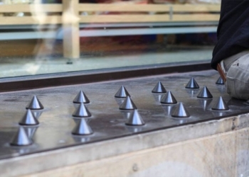 Что делать с людьми, которые гадят на улицах и портят город? Сделать их привычки невыносимыми