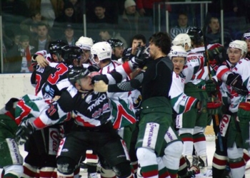 Юные хоккеисты устроили грандиозную драку с участием арбитров