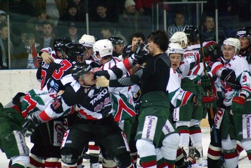 Юные хоккеисты устроили грандиозную драку с участием арбитров