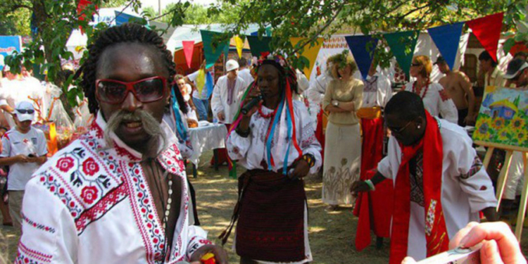 В Украину переезжают иностранцы: индусы в Закарпатье, итальянцы в Черновцы, турки во Львов