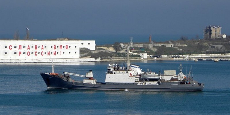 Разведывательный корабль Черноморского флота РФ врезался в неизвестно чье судно у берегов Турции. 15 моряков пропали без вести