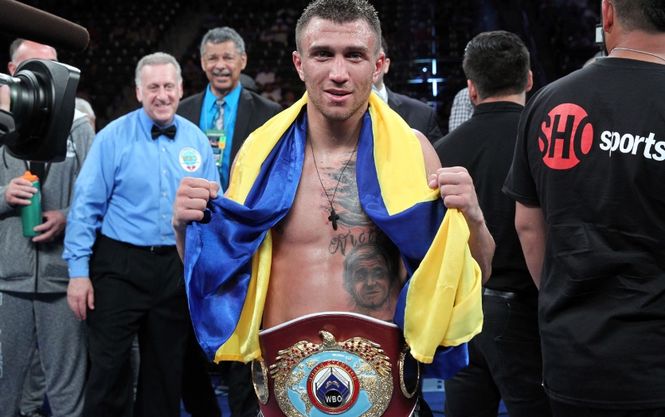 Ломаченко подарил Роналду боксерские перчатки - желто-голубые 3