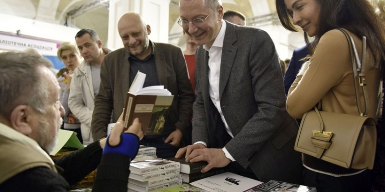 Экс-глава АП Ложкин подал e-декларацию: доход семьи за год превысил 13,5 млн.грн.