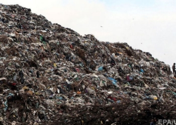 На Шри-Ланке гора мусора обрушилась на трущобы, шестеро погибших