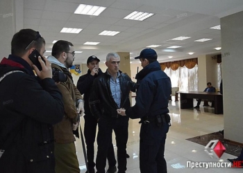 По факту нападения на журналиста в здании Николаевской ОГА, полиция возбудила уголовное дело. Министр информполитики взял его на контроль