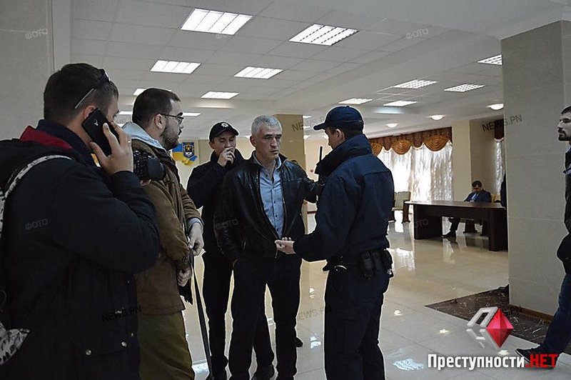 По факту нападения на журналиста в здании Николаевской ОГА, полиция возбудила уголовное дело. Министр информполитики взял его на контроль 2