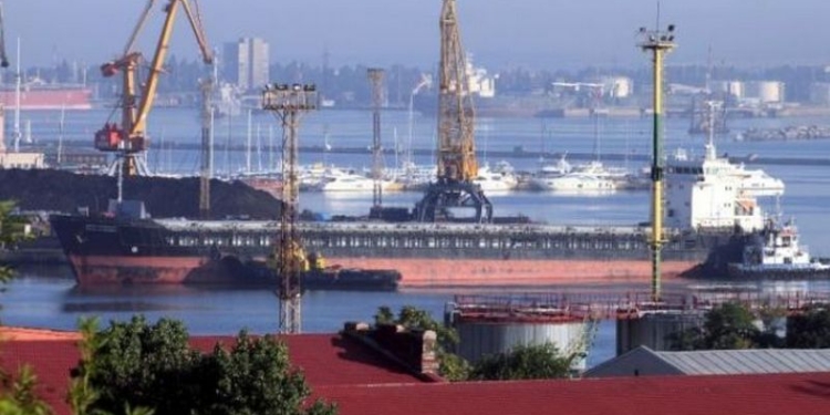 К причалу ПАО НСЗ Океан пришвартовался танкер с нефтепродуктами под флагом России