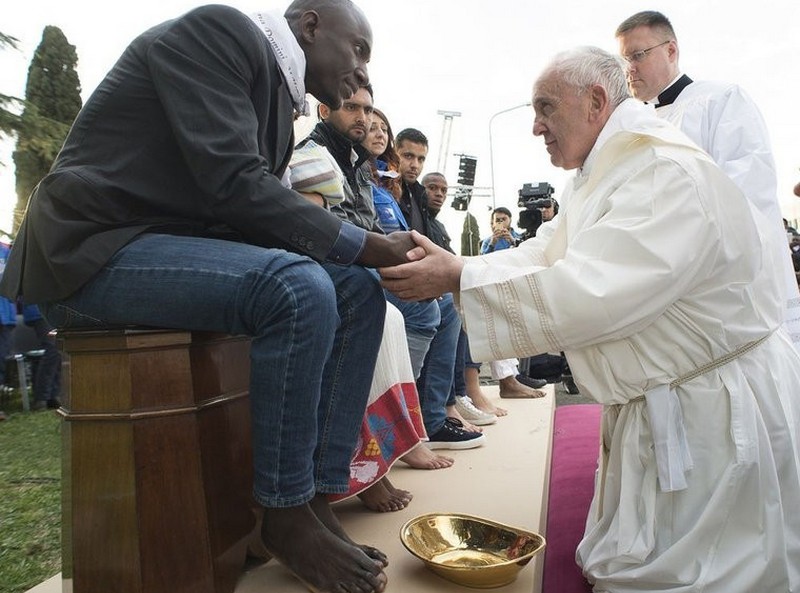 Папа Римский Франциск омоет ноги заключенным уголовникам 1
