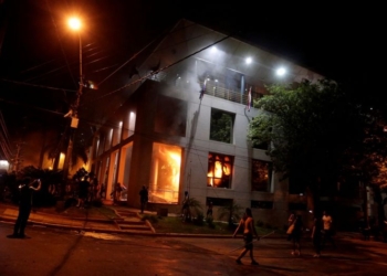 В Парагвае протестующие взяли штурмом и подожгли здание Конгресса