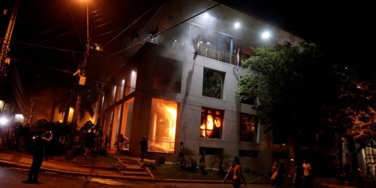 В Парагвае протестующие взяли штурмом и подожгли здание Конгресса