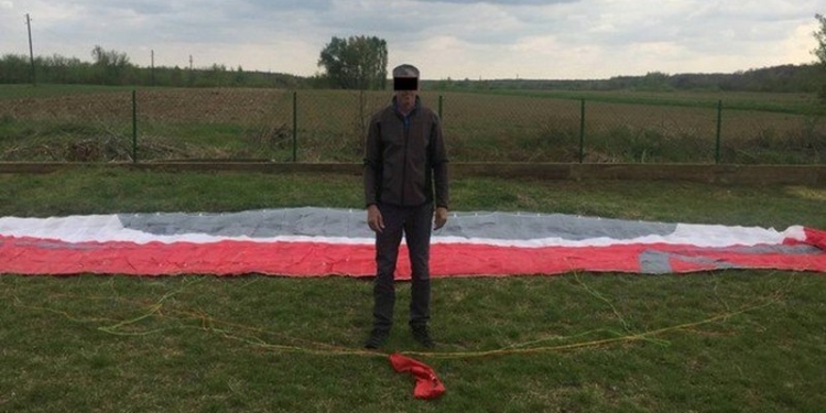 Пограничники задержали парашютиста из Венгрии, который случайно залетел в Украину