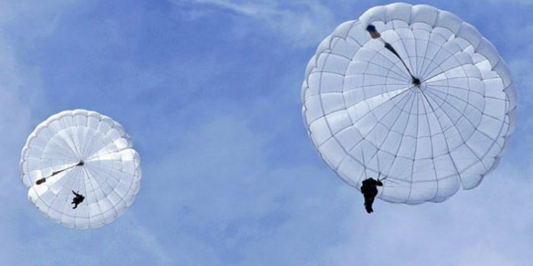 В Херсоне для десантно-транспортного вертолета купили старые парашюты. А по документам они «шли» как новые
