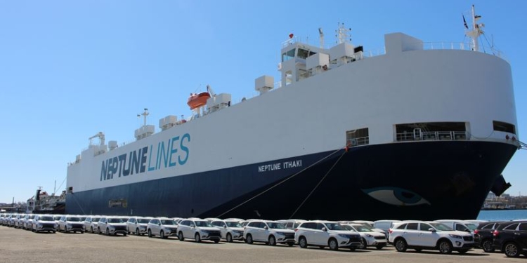 В Украину приплыли 635 автомобилей Mitsubishi Outlander PHEV – для полиции