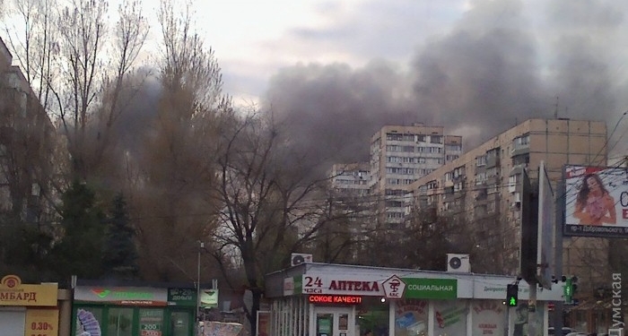 В Одессе возник масштабный пожар на рынке “Северный”