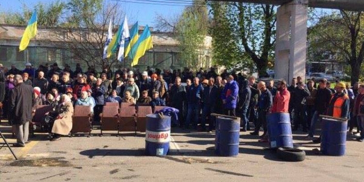 В Николаеве полиция открыла уголовное дело за пикет портовиков возле администрации НФ АМПУ