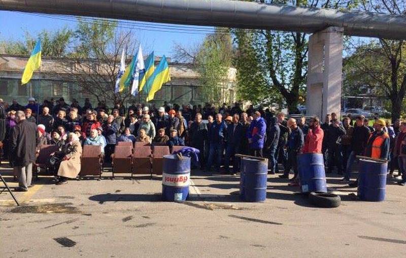 В Николаеве полиция открыла уголовное дело за пикет портовиков возле администрации НФ АМПУ 2