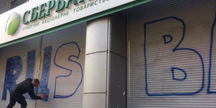 Национальный корпус дал клиентам российских банков время до 10 апреля. Потом обещает “физически остановить”