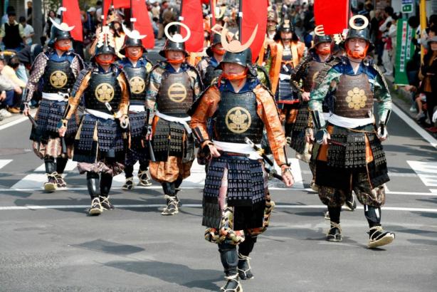 В японском городе Кофу прошел парад 1300 самураев 1