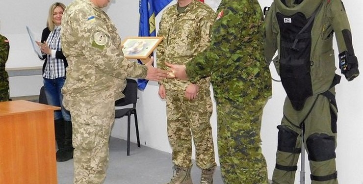 Украинским саперам вручили сертификаты НАТО