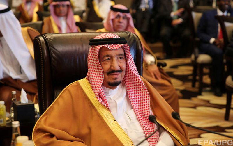 В Саудовской Аравии журналиста отстранили от работы из-за чрезмерной похвалы королю 1
