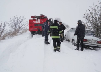 Врадиевский район засыпало снегом, спасатели расчищают дороги