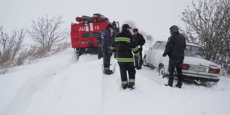 Врадиевский район засыпало снегом, спасатели расчищают дороги
