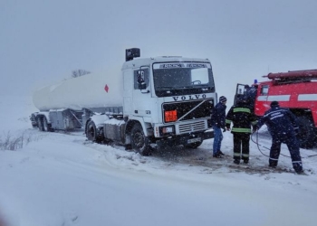 Врадиевский район засыпало снегом, спасатели расчищают дороги