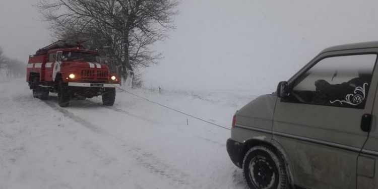 Врадиевский район засыпало снегом, спасатели расчищают дороги