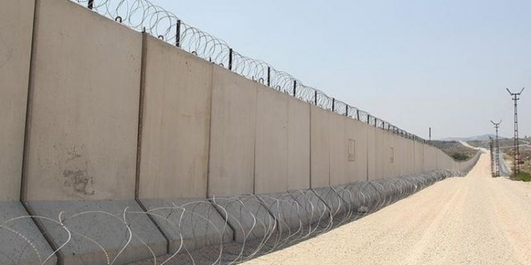 Турция отчиталась о завершении строительства 556-километровой бетонной стены на границе с Сирией