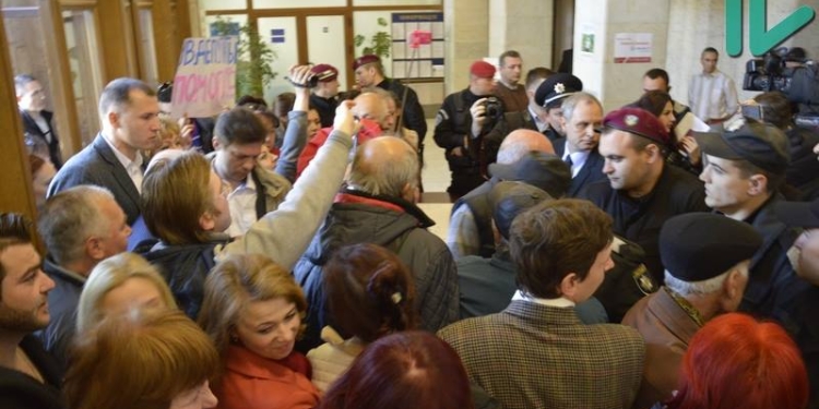 На сессию Николаевского облсовета не пускают работников Русдрамтеатра – якобы из-за угрозы теракта