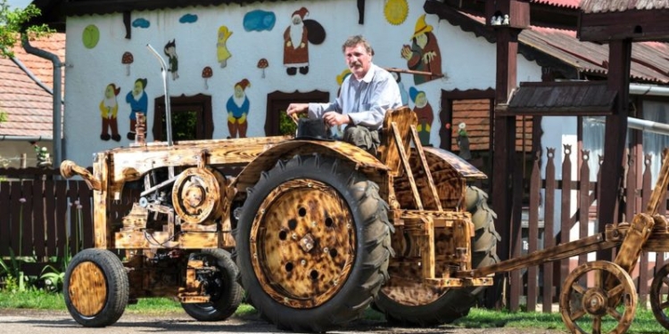 Венгерский тракторист сделал трактор из дерева – катать жену