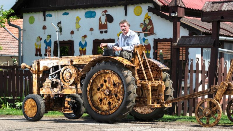 Венгерский тракторист сделал трактор из дерева - катать жену 1