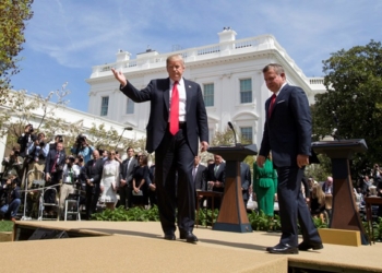 Чтобы оказаться на одном уровне с Трампом, король Иордании встал на ящик