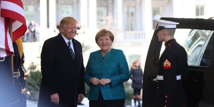 Трамп и Меркель обсудили ситуацию в Донбассе